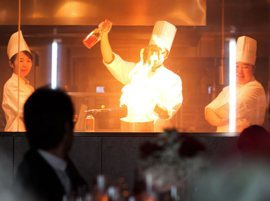 グリルショーやデザートビュッフェの演出も