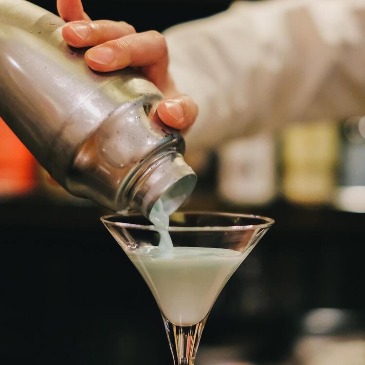お客さまの好みに合わせたカクテルづくりを