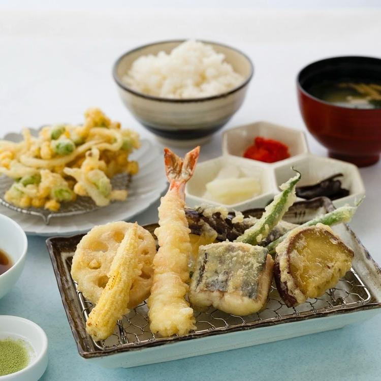 ランチはカジュアルな定食スタイルで