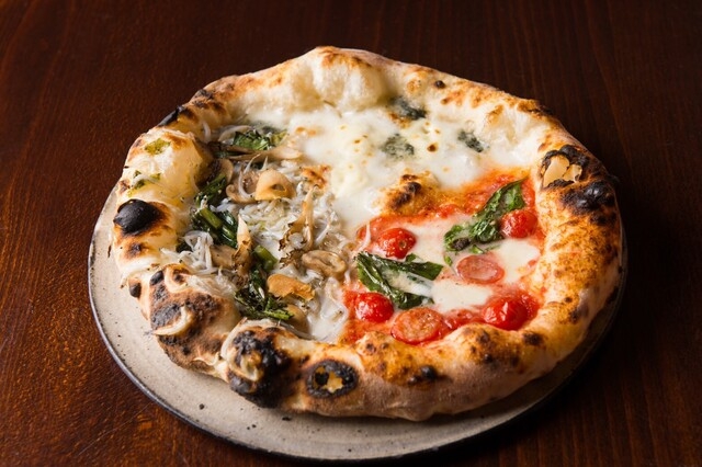 ナポリの薪窯で焼く本格ピッツァが自慢