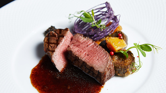 メインディッシュは鉄板で調理しています