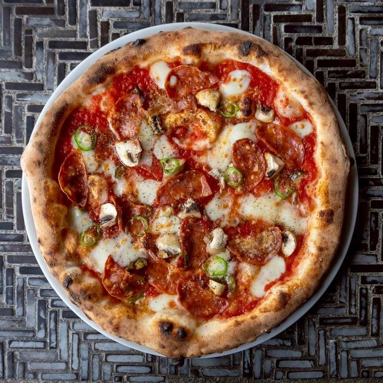 本格的な薪窯で焼き上げるピッツァ