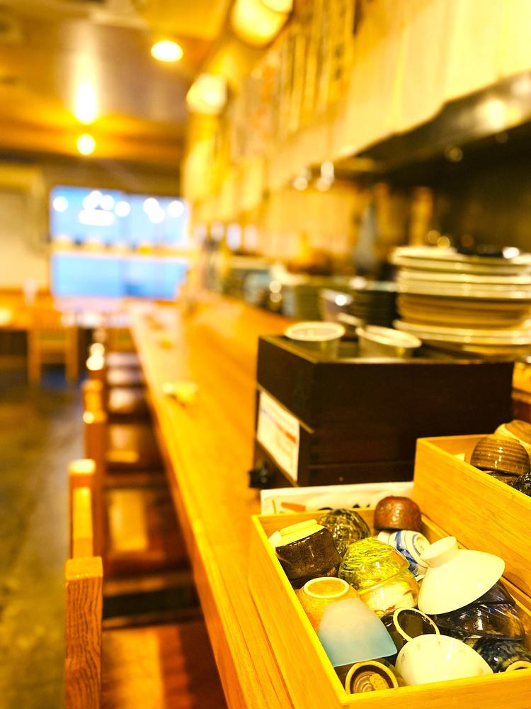 テーブル席とカウンター席があります