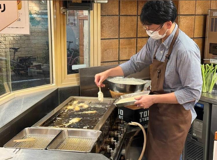 制服はこのシャツとエプロン！