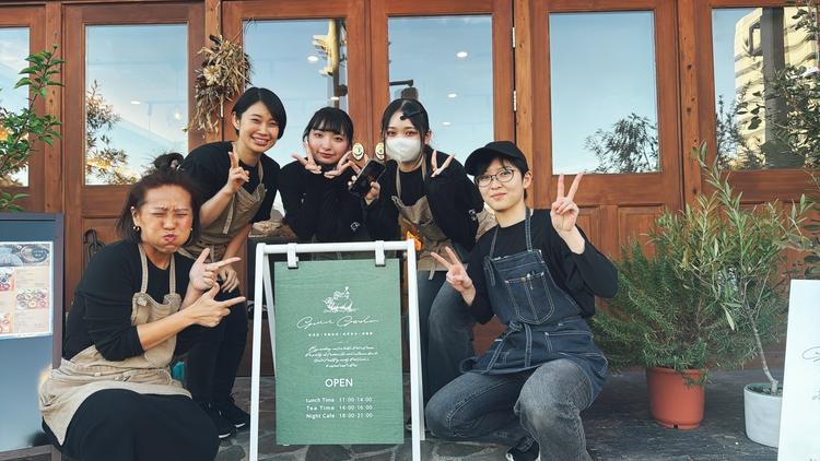 当店正面玄関とスタッフ達