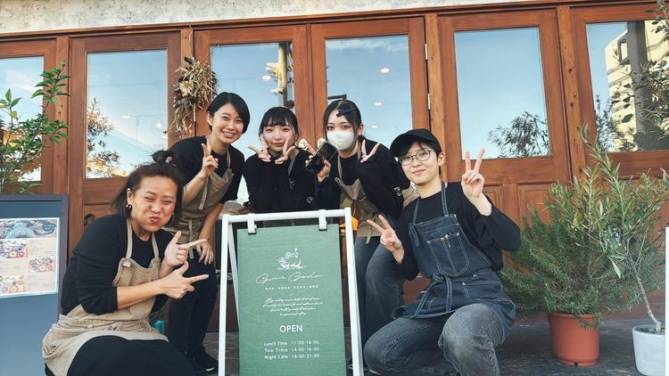 ※春日井本店の玄関とゆかいなスタッフ達