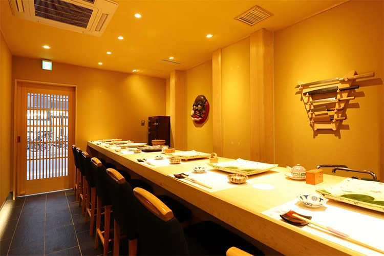 お客様の笑顔を見ながら握れます