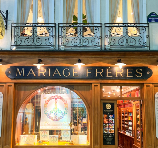 お茶を使った料理をやパティスリーを提供。