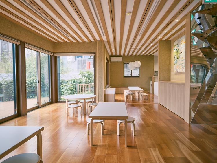 食事をする子どもたちの様子が見えます