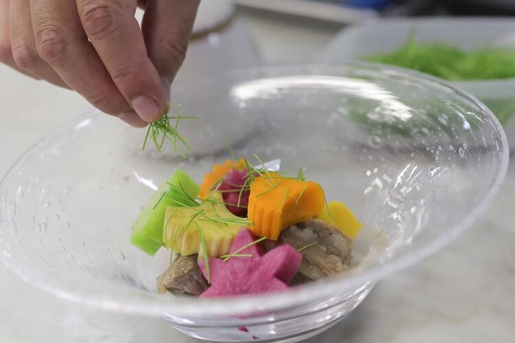 専用キッチンおよび列車内での業務です