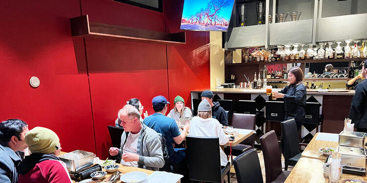 海外からお越しのお客様で賑わう店内