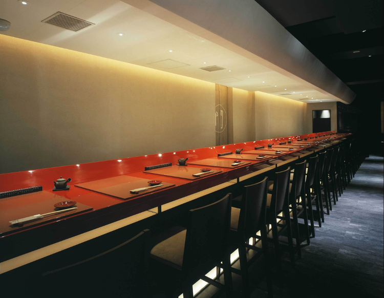 落ち着いた紅柄色のカウンター