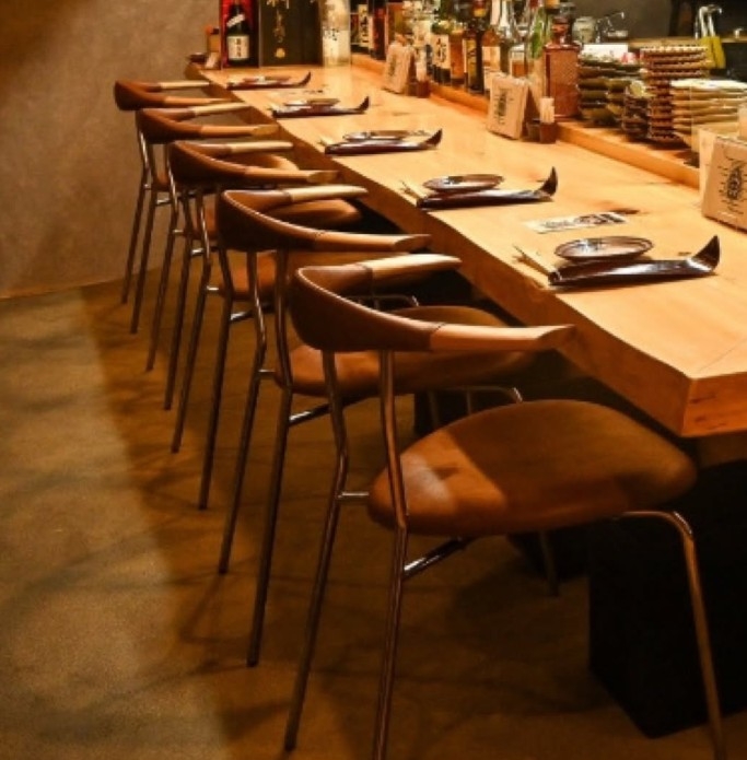 檜のカウンタ‐がおしゃれな和の空間