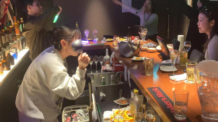 ワイワイ賑やか！カラオケもできるBAR