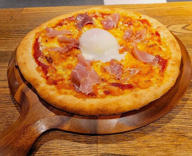 ピザの盛り付けからはじめていきます！