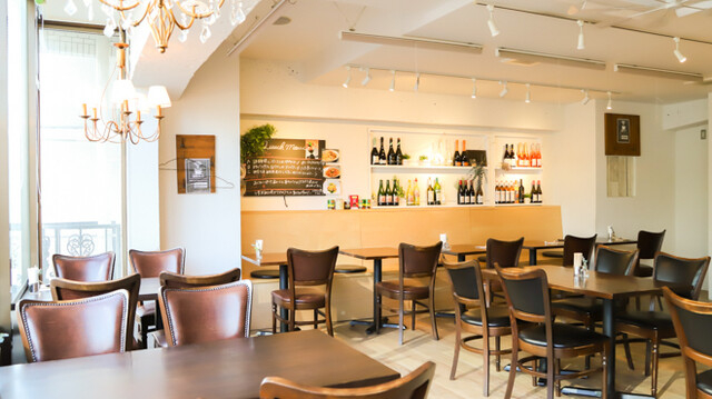 柱のない開放的なダイニングのイタリアン