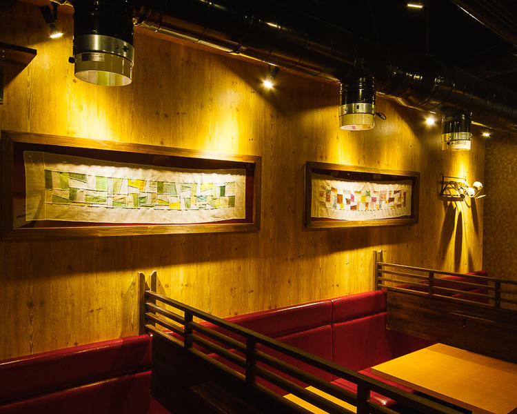 全席半個室でJAZZが流れています