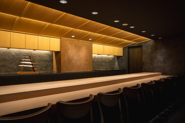 モダンで落ち着いた雰囲気の店内