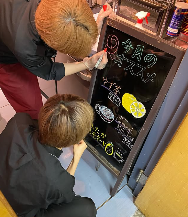 看板やPOPもみんなで描いてます♪