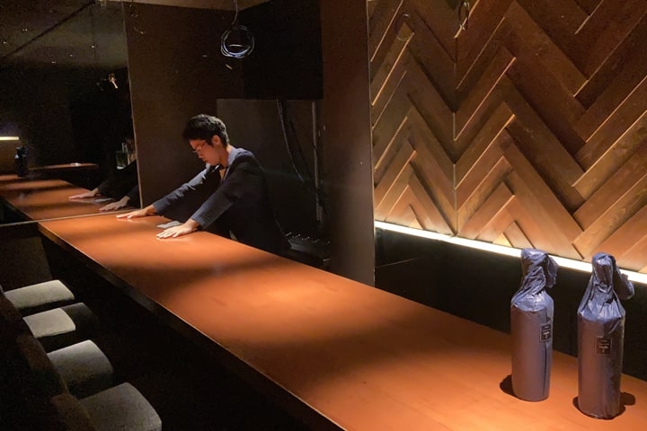 シックで大人な雰囲気の店内