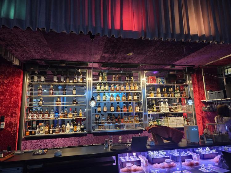 バーの酒棚