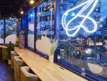 夜の時間帯の店内