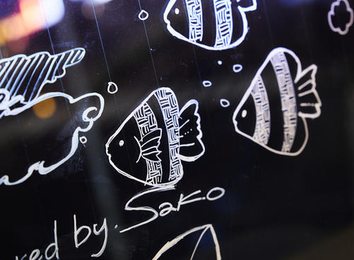 大きな窓全面にはSakoさんのイラストが