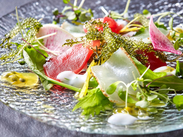 沖縄産の食材を活かした料理の数々