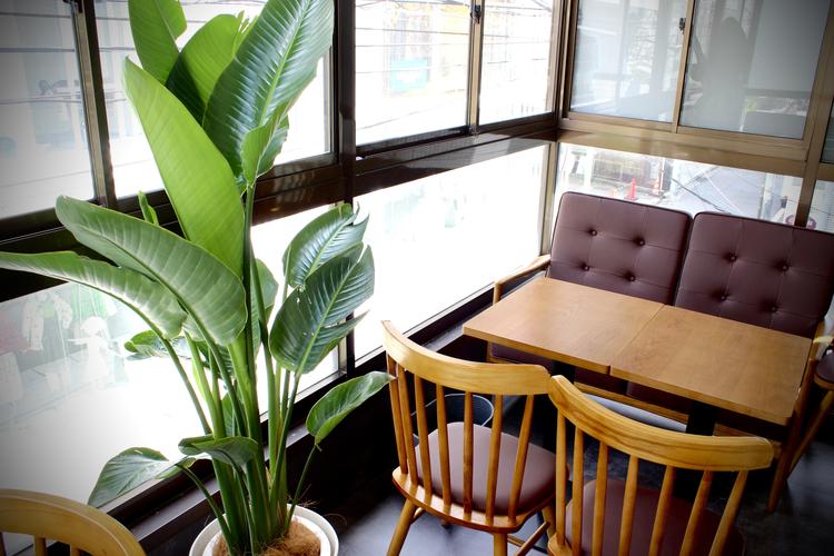 2階建ての隠れ家カフェ！明るい店内。