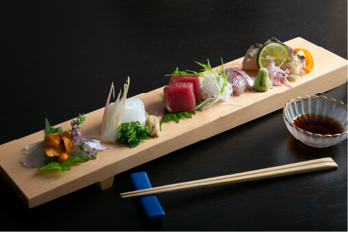 新鮮な海の幸や松阪牛など、地元食材を使用