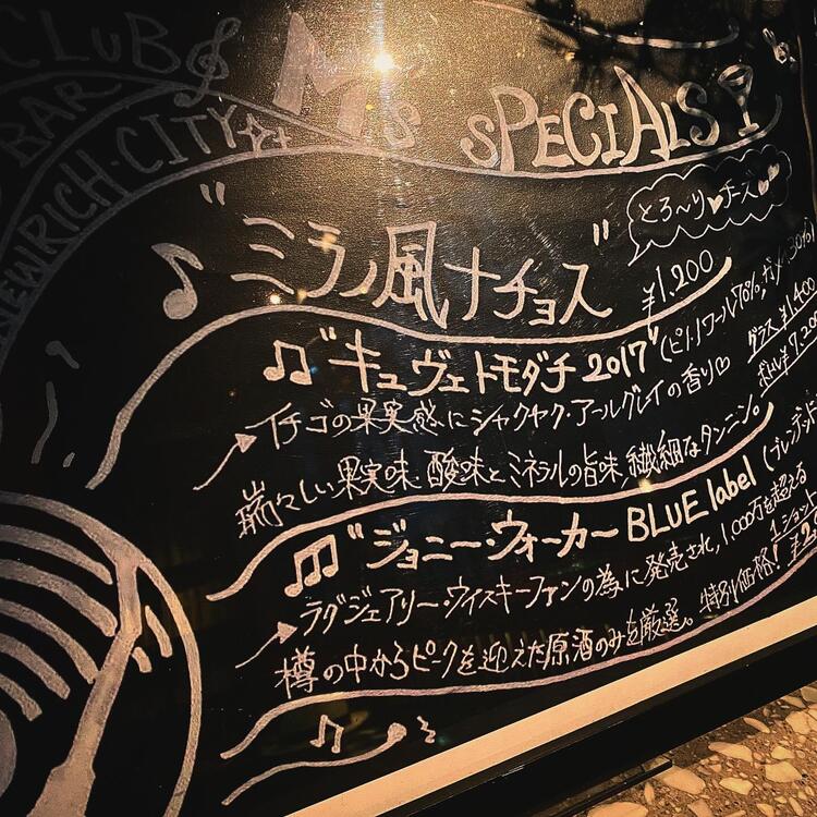 店長はベテランDJ兼バーテンダー♪