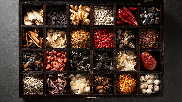 薬膳火鍋にトッピングする生薬ボックス