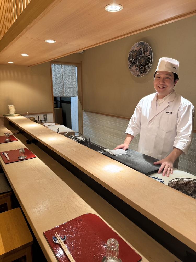 お座敷３部屋とカウンター６席ございます。