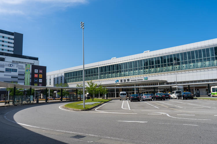 開放的で美しく整備されている富山駅前