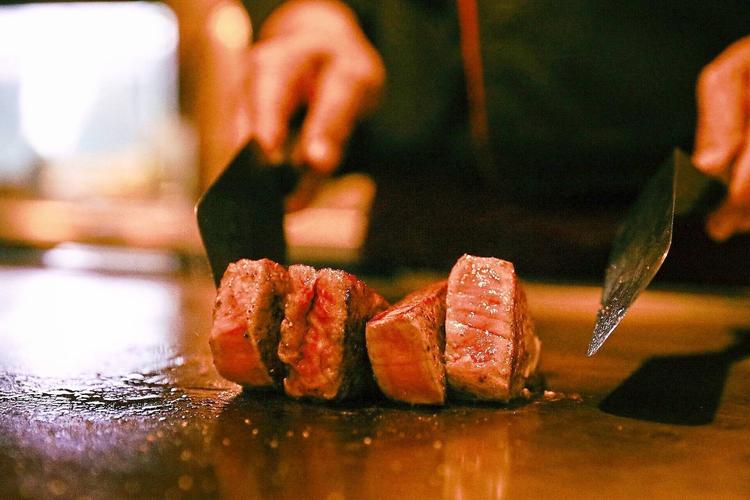 清潔感があれば、ネイルやピアスもOK♪