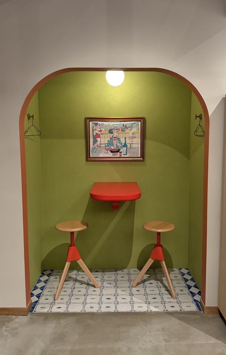 オリジナルタイルを床した可愛い２名席