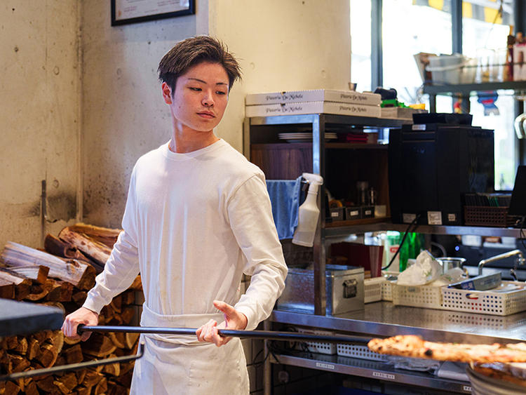 未経験入社のピザ職人が活躍中！