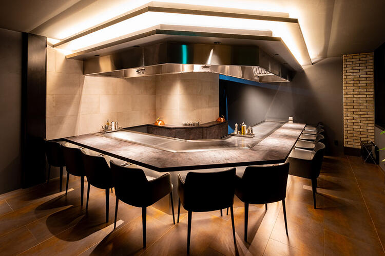 「眞瀬別邸」店内はオープンカウンター