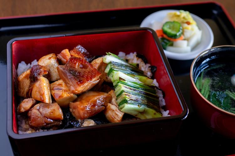 当店の名物「いぶし鳥重」