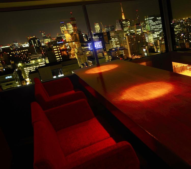 高層ビル最上階の天空ダイニングバー