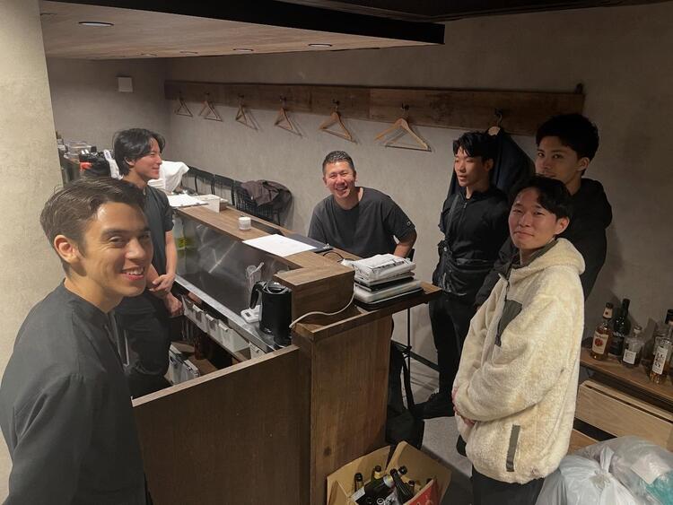 勤務後のシェフと談笑シーン