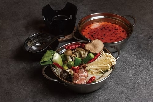 体調に応じた生薬トッピングする薬膳火鍋コ