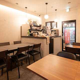 店内の内観です。14席前後です。