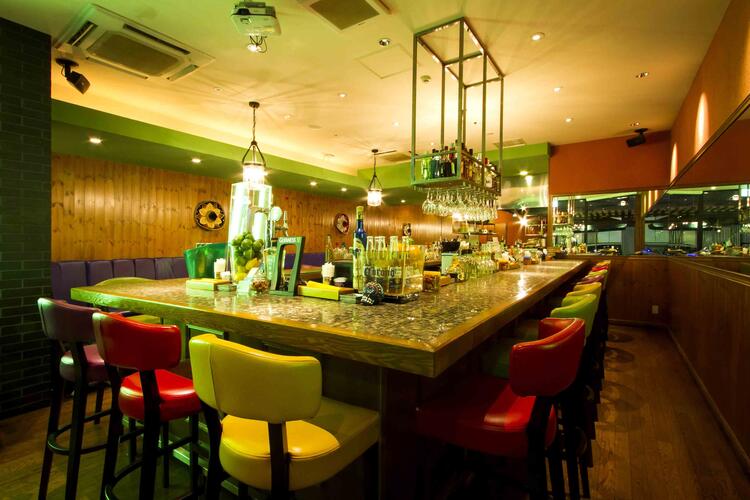 陽気な雰囲気のお店で楽しく働けます◎