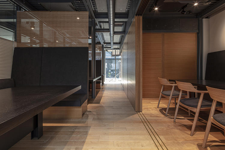 ゆったりとくつろげる店内