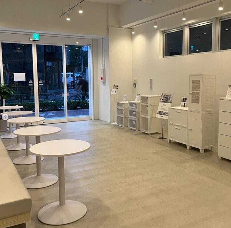 お洒落な店内には、おなじみの収納ケースも