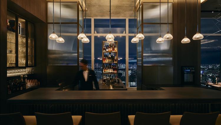 フロアの一角に位置するバーカウンター