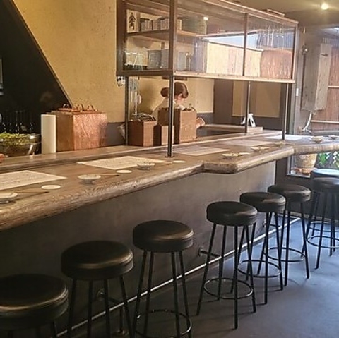 店内は木を用いた暖かみのある店内