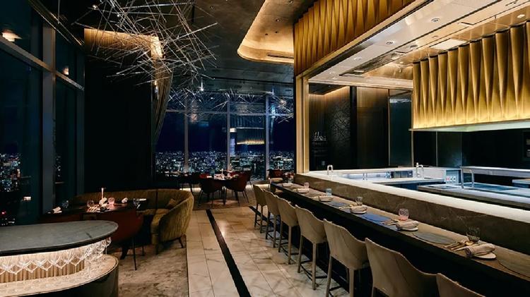 オープンキッチンが見えるカウンター席