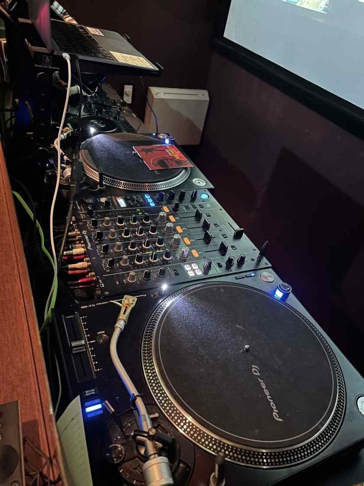 店長はベテランDJ兼バーテンダー♪